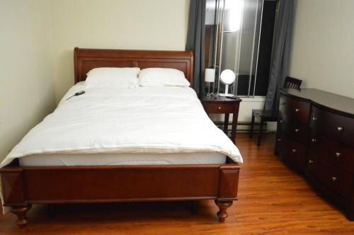 Berkeley Apartment | Modern One Bedroom Unit, Sofa Bed, Adjustable Queen Bed, 75 Inch Smart TV and Indoor Secure Parking