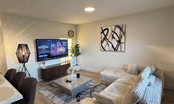 Paradise Apartment | Modern Plushy 3-Bedroom Getaway