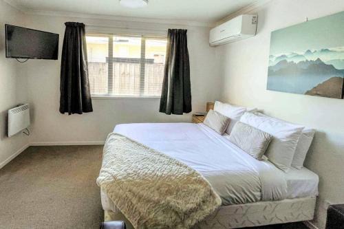 Hamilton Apartment | Modern Private Apartment with AC and free parking