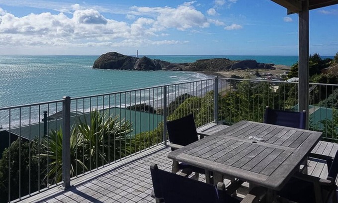 Castlepoint House | Modern private house with stunning ocean viewsn