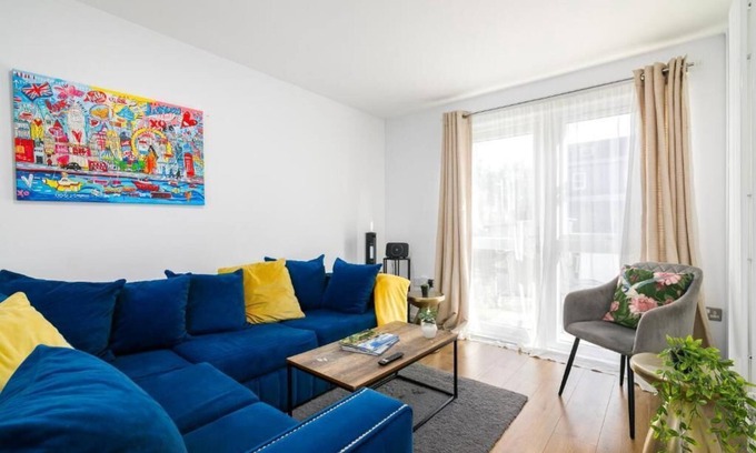 Vassall House | Modern Retreat - 3 Beds - Parking - Wifi - 15 mins to tube