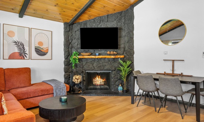 Woodlands Cabin | Modern Retreat - Hiking Trails, Mini-Golf & Views