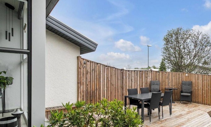 Arbær House | Modern Retreat in Reykjavik: Your Gateway to Nature and City Life -FREE PARKING