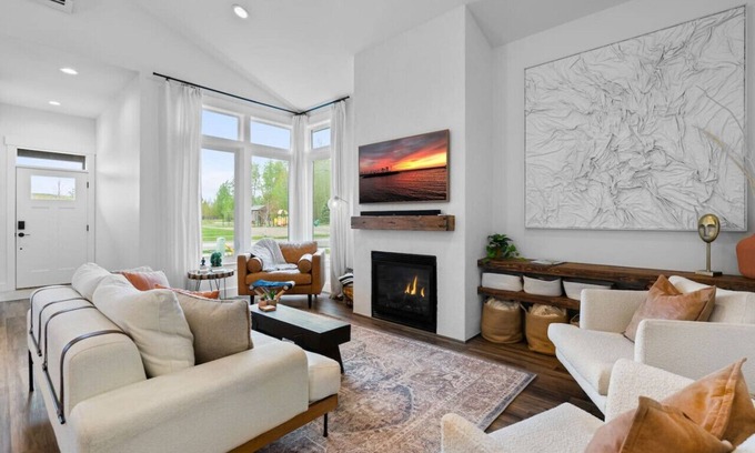 Ponderay House | ✨ Modern Retreat Near Schweitzer–Hot Tub, Fireplace, 3 King Beds ✨