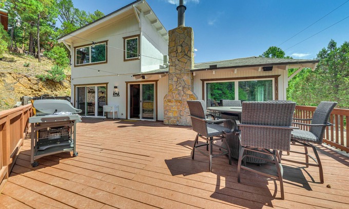 Ruidoso Cabin | Modern Retreat w/Deck: 14 Mi to Ski Apache!