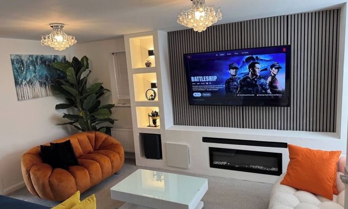 Wolverhampton House | Modern Room in 4BDR Home