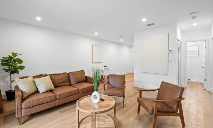 Sailboat Bend Apartment | Modern Sailboat Bend Condo – Spacious 2BR/2BA