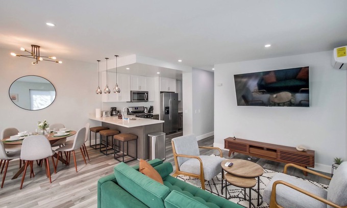 Golden Hill House | Modern Spa Beach Getaway