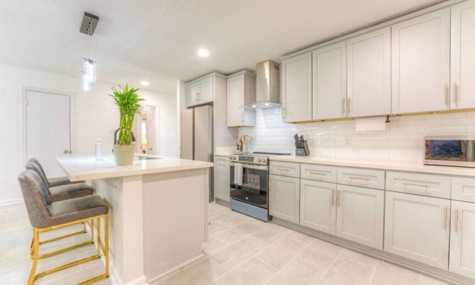 Raleigh House | Modern Spacious 4 BR Cottage