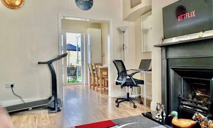 Manchester House | Modern, spacious and comfortable 3 bedroom home.