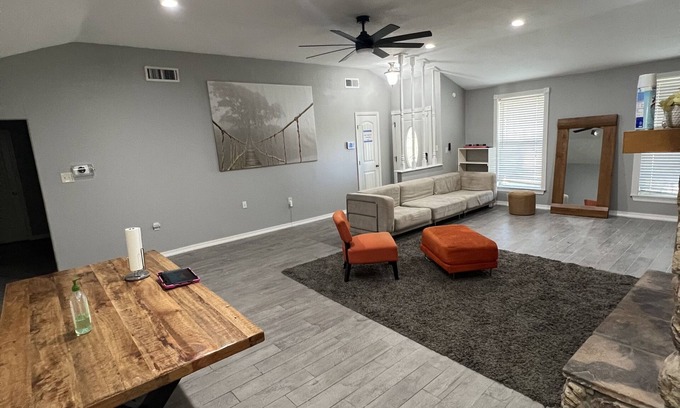 Southbelt/Ellington House | Modern style home! By hobby airport and Nasa. Full kitchen and strong WIFI .