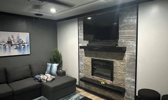 Westover House | Modern styled 3 Bdrm 2 bath with a Game Room and large sitting and dining area.
