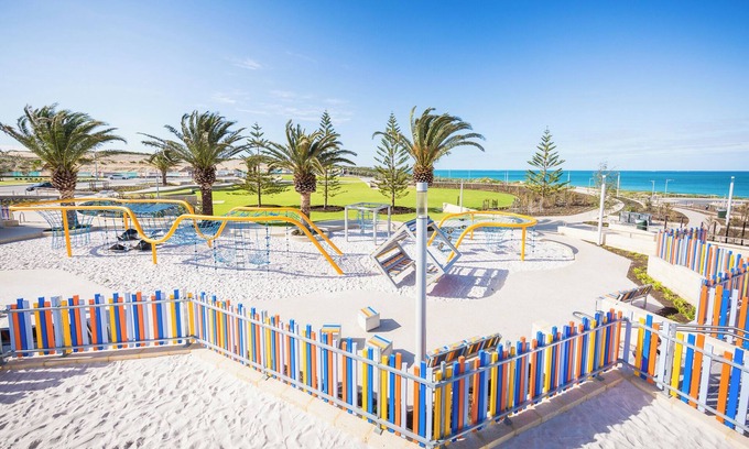 Alkimos House | Modern Stylish Beach 4 bed 2b House close to the Beach!
