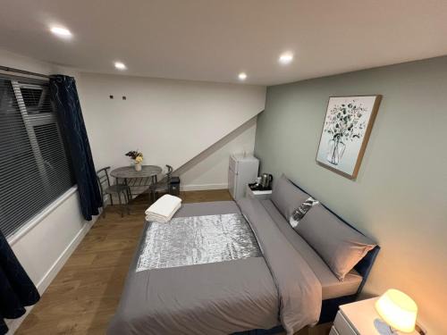 Feltham West House | Modern Suite 1