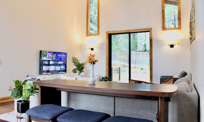 Ponderosa Palisades House | Modern Tahoe cabin: A/C, hot tub, ping pong, EV charger, family friendly