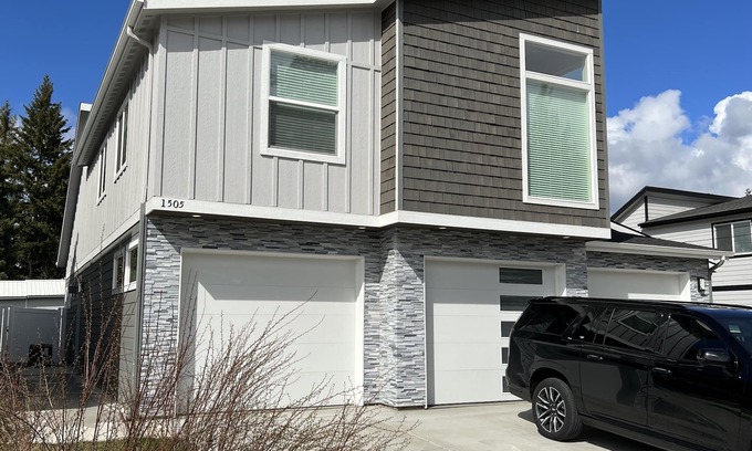 Coeur d'Alene House | Modern Townhome- downtown Coeur d'Alene- minutes to waterfront restaurants shops