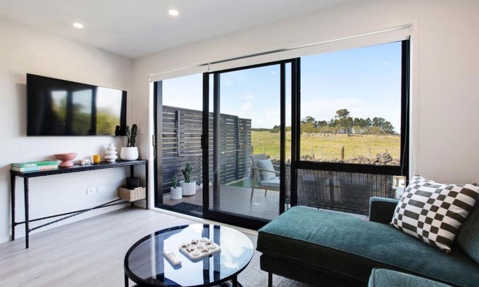 Mangere Bridge House | Modern Townhouse by Mangere Mountain near Airport