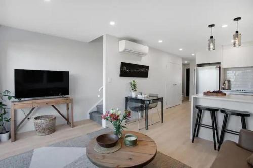 Mangere Bridge House | Modern Townhouse - Close to Airport, direct views of Mangere Mountain and Ambury Farm