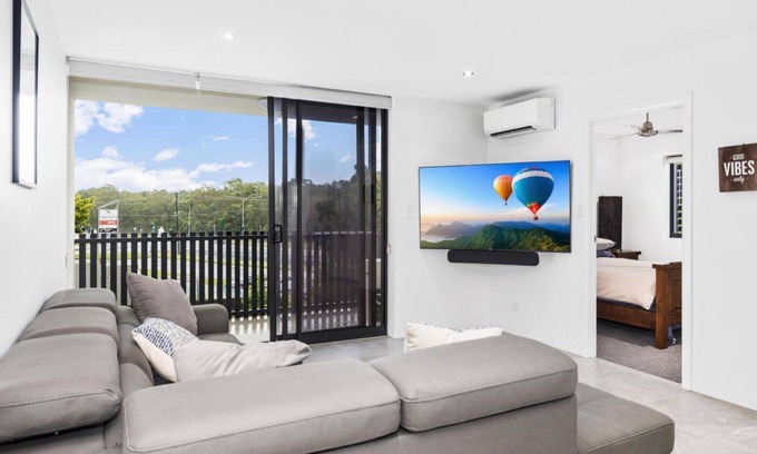 Sandstone Point House | Modern Two Bedroom Unit