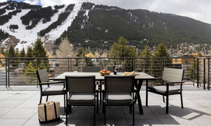 Jackson Villa | Modern Two-Bedroom Penthouse in Downtown Jackson, Urban Living at its Best