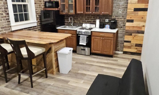 Maryville Apartment | Modern & Upscale 1BR Apartment in GREAT Location!