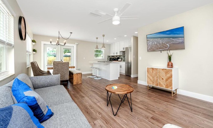 Largo House | Modern Vacation Home 3BR 1BTH Close to Gulf Beach