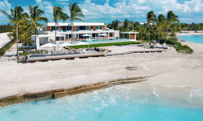 Leeward Settlement Villa | Modern Villa with Exceptional Pool in Turks and Caicos