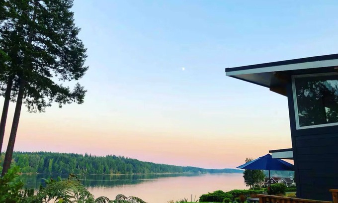 Grapeview Cabin | Modern Waterfront Bungalow on the Puget Sound