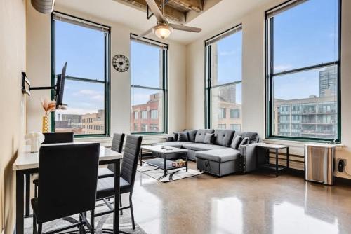 West Loop Apartment | Modern West Loop Gem-City Views & Prime Location 4