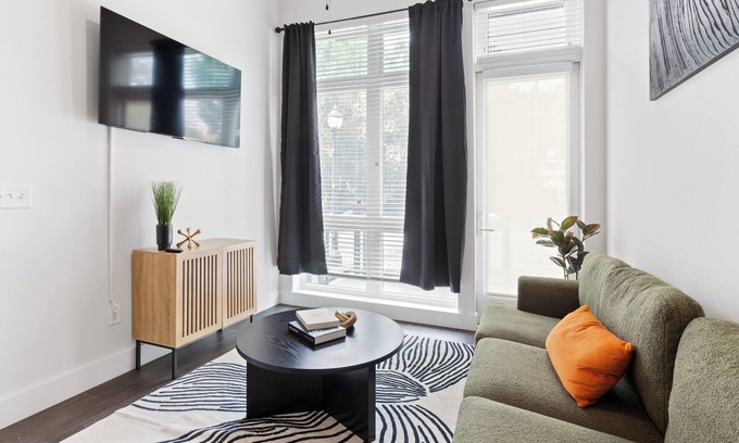 Home Park Apartment | Modern West Midtown Retreat — Luxurious Stay!