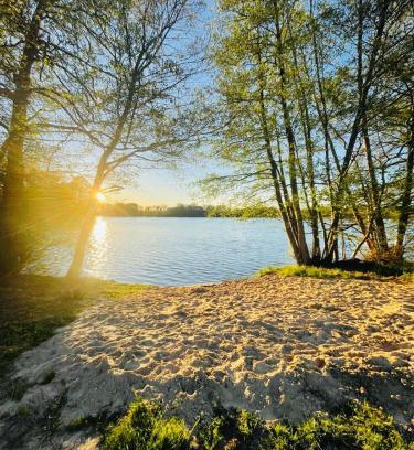 Blumenholz Apartment | Modernes Ferienhaus mit 4 separaten Appartements, je mit vollausgestatteter Küchenzeile und eigenem Bad, 2 Gehminuten zum Badesee, Garten, Grillplatz, Kinderspielbereich, Hunde sind willkommen