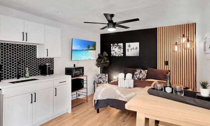 Lake Worth Cottage | ModernTropic Cottage w/Private Fenced Yard & 4KTV