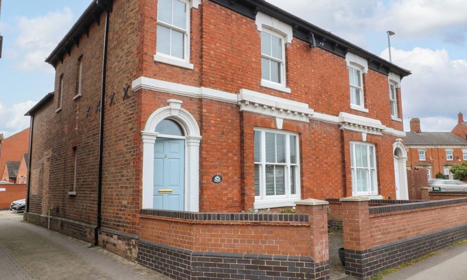 Melton Mowbray Cottage | MOLLY'S WAY, pet friendly, with a garden in Melton Mowbray