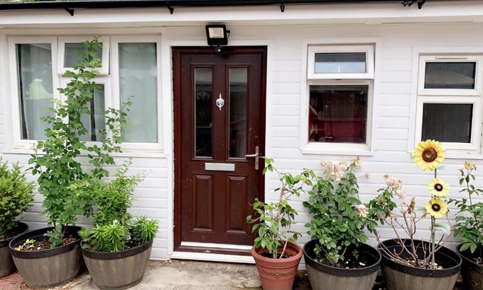 Feltham North House | Mon Repos Private Rooms Heathrow Airport