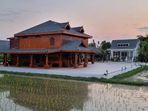 Mae Jo Hotel | MonMin Farmstay