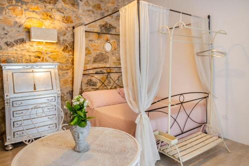 Monterotondo Marittimo Apartment | Monolocale con bagno, angolo cottura e letto matrimoniale a Baldacchino