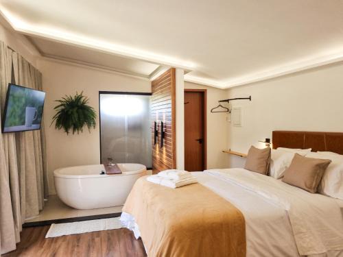 Espera Feliz House | Monte Paraíso - banheira e vista da Pedra Menina