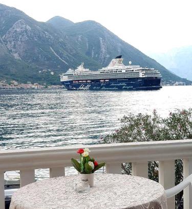 Dobrota Apartment | Montenegro Apartments - Private Beach