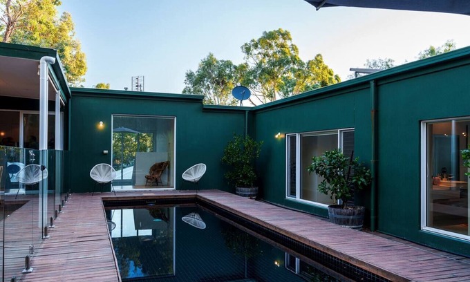Castlemaine House | Montez House: Pool Retreat