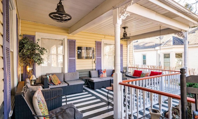 Versailles Bed & Breakfast | Montgomery Inn BnB