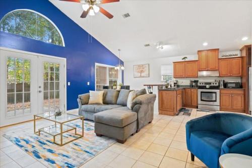 Colonial Oaks House | Monthly Stays! - 75' TV - Summer Retreat - King Bed, Large Yard, No Stairs