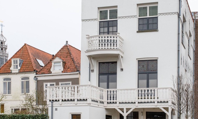 Hoorn House | Monumental home in downtown Hoorn, on the harbor with private parking!