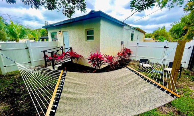 Victoria Park Apartment | Moody Stoody-O Near Las Olas Beach & Holiday Park