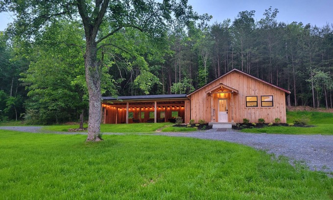 Rydal Cabin | Moon tree cabin ππ² 2-bedrooms in Rydal, close to Buc-ee's! Outside shower!