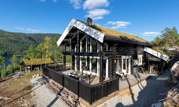 Kviteseid House | Moose Lodge is an atmospheric, luxurious, and modern home for 6 people with a beautiful view of the lake.