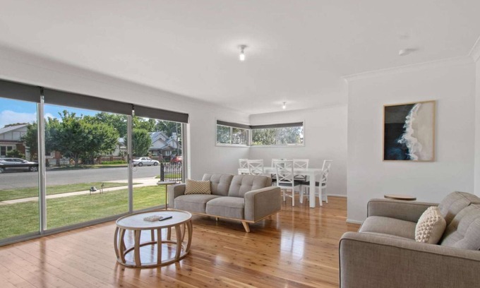 Wagga Wagga House | Morgan Abode - Walk to CBD, Modern Escape