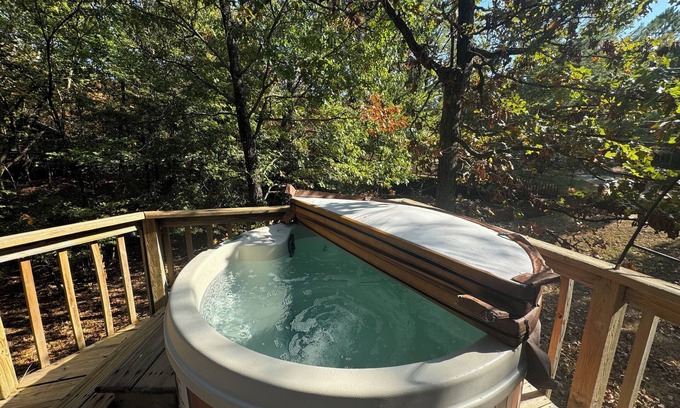 Afton Cabin | Morning Star ROMANTIC Log Cabin in the woods. Hot Tub & Wood Burning Fire Place.