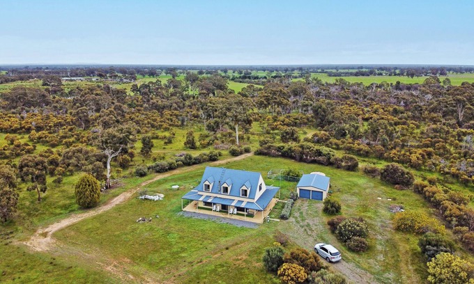 Laharum House | Morningside farm house with Mountain views.