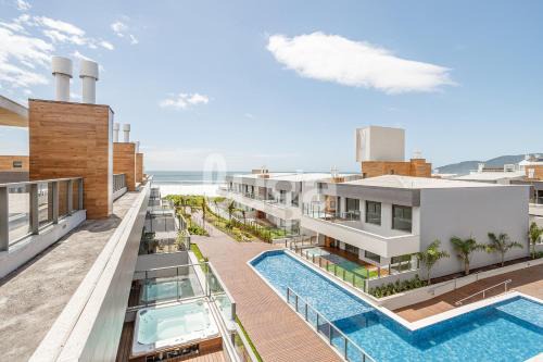 Morro das Pedras Apartment | Morro Pedras: Private Jacuzzi and Resort Pool.