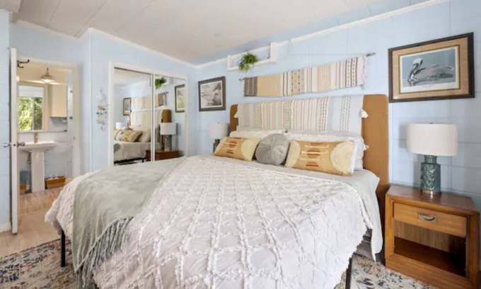 Edgar Cottage | Moss draped oaks and stunning lake front sunsets
